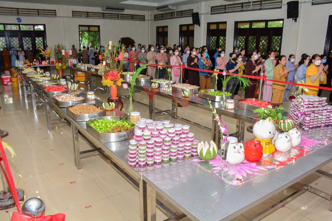Parade of carriages decorated with flowers of Wisdom Nurturing class to welcome the Buddha's Birthday.