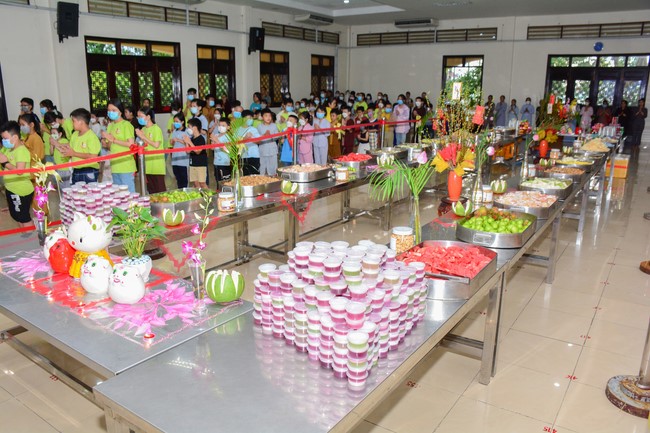 Parade of carriages decorated with flowers of Wisdom Nurturing class to welcome the Buddha's Birthday.