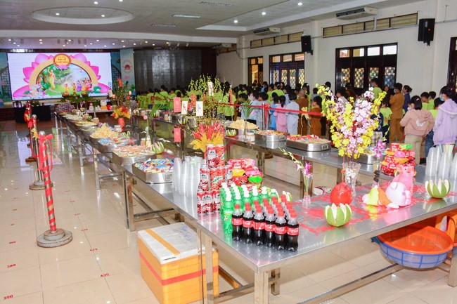 Parade of carriages decorated with flowers of Wisdom Nurturing class to welcome the Buddha's Birthday.