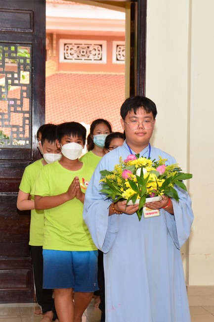 Parade of carriages decorated with flowers of Wisdom Nurturing class to welcome the Buddha's Birthday.