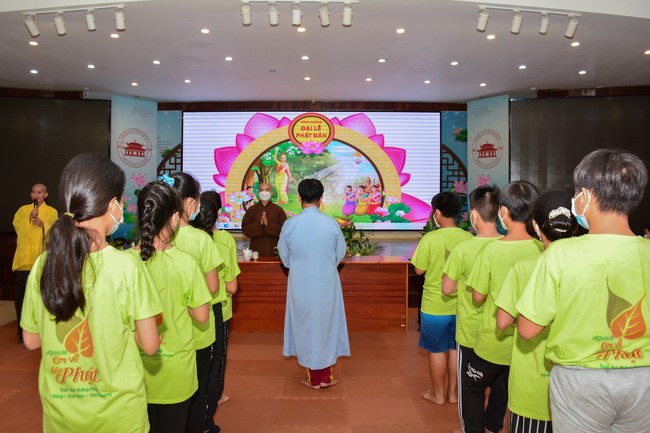 Parade of carriages decorated with flowers of Wisdom Nurturing class to welcome the Buddha's Birthday.