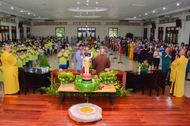Parade of carriages decorated with flowers of Wisdom Nurturing class to welcome the Buddha's Birthday.