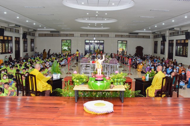 Parade of carriages decorated with flowers of Wisdom Nurturing class to welcome the Buddha's Birthday.