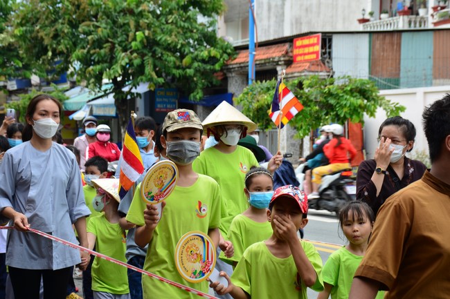 Parade of carriages decorated with flowers of Wisdom Nurturing class to welcome the Buddha's Birthday.