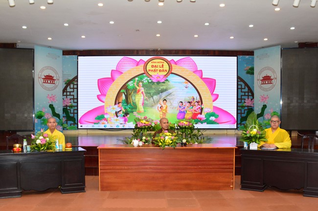 Parade of carriages decorated with flowers of Wisdom Nurturing class to welcome the Buddha's Birthday.