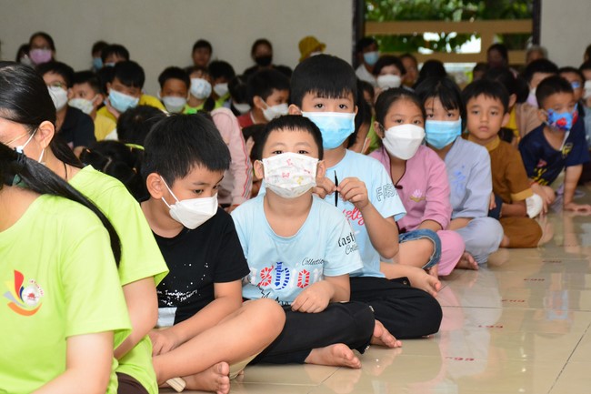Parade of carriages decorated with flowers of Wisdom Nurturing class to welcome the Buddha's Birthday.