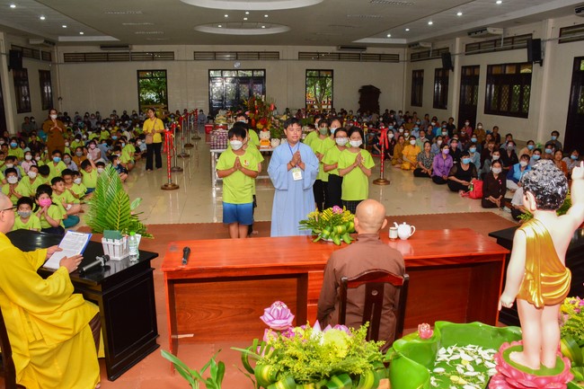 Parade of carriages decorated with flowers of Wisdom Nurturing class to welcome the Buddha's Birthday.