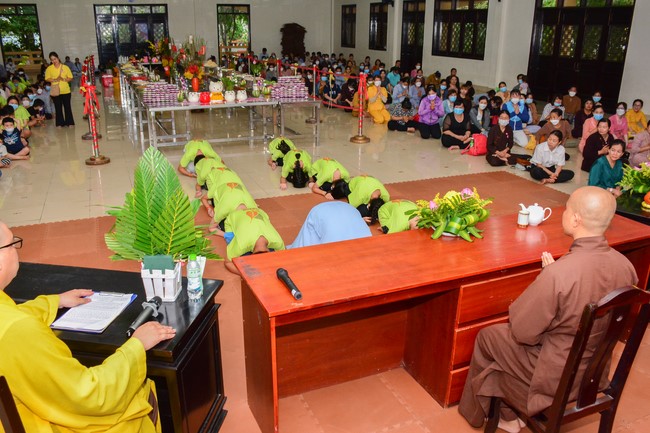 Parade of carriages decorated with flowers of Wisdom Nurturing class to welcome the Buddha's Birthday.
