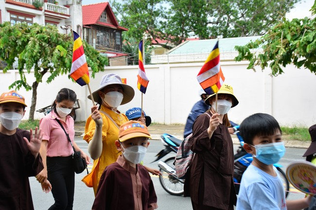 Parade of carriages decorated with flowers of Wisdom Nurturing class to welcome the Buddha's Birthday.