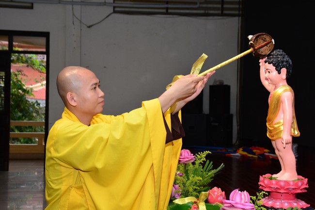 Parade of carriages decorated with flowers of Wisdom Nurturing class to welcome the Buddha's Birthday.