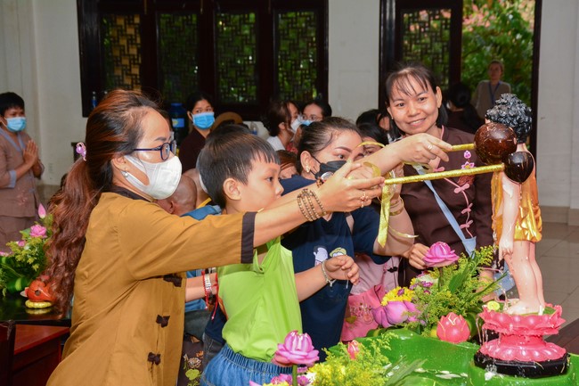 Parade of carriages decorated with flowers of Wisdom Nurturing class to welcome the Buddha's Birthday.