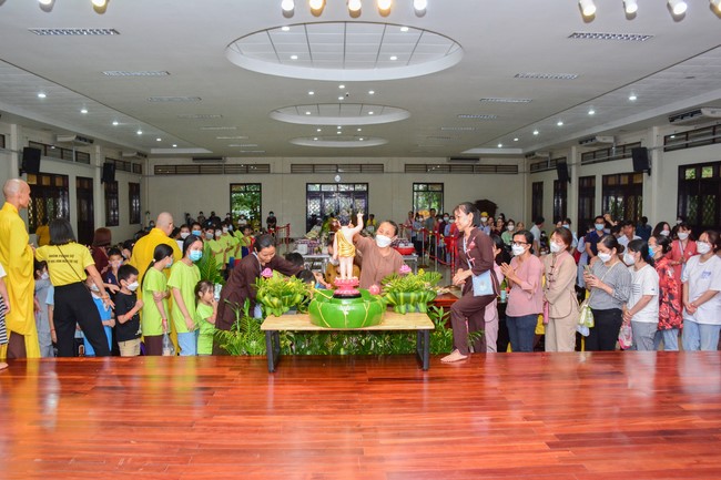 Parade of carriages decorated with flowers of Wisdom Nurturing class to welcome the Buddha's Birthday.
