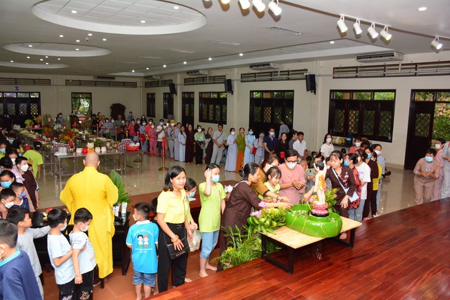Parade of carriages decorated with flowers of Wisdom Nurturing class to welcome the Buddha's Birthday.