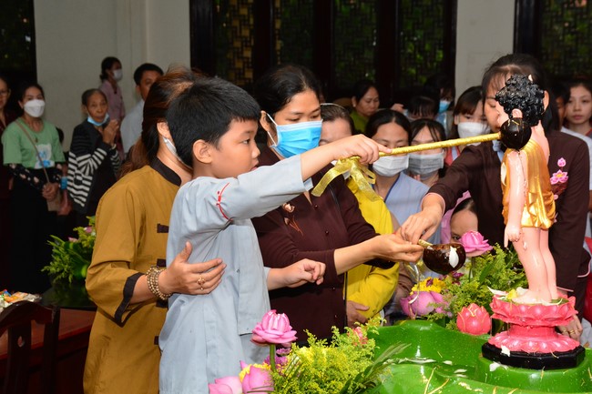 Parade of carriages decorated with flowers of Wisdom Nurturing class to welcome the Buddha's Birthday.