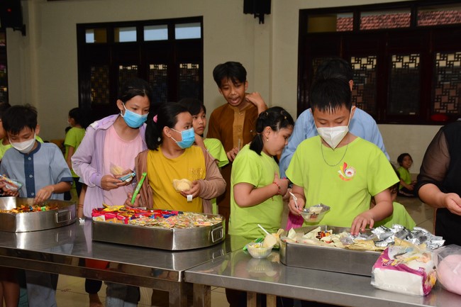 Parade of carriages decorated with flowers of Wisdom Nurturing class to welcome the Buddha's Birthday.