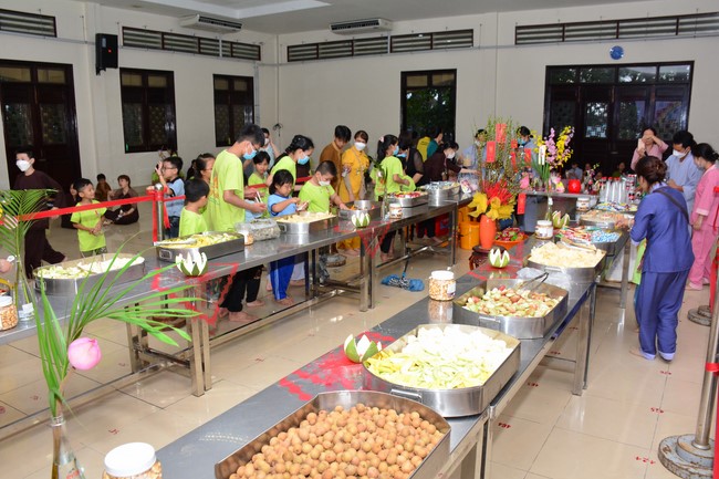 Parade of carriages decorated with flowers of Wisdom Nurturing class to welcome the Buddha's Birthday.