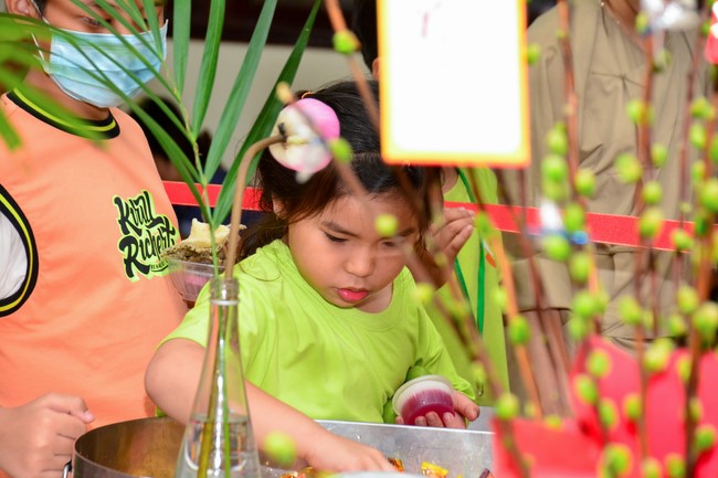 Parade of carriages decorated with flowers of Wisdom Nurturing class to welcome the Buddha's Birthday.