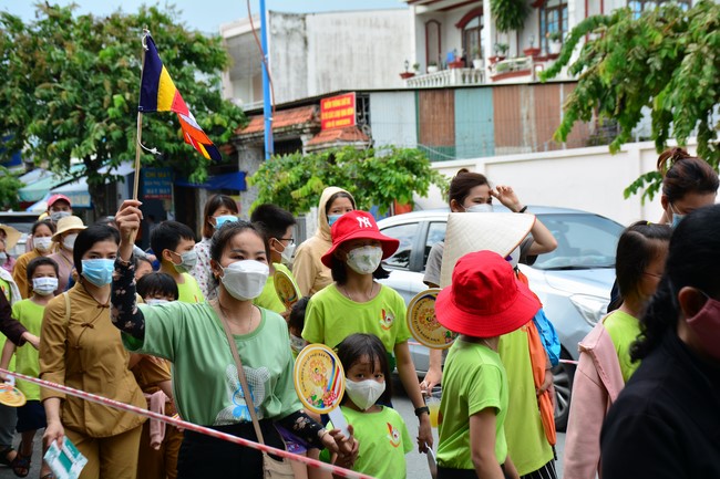 Parade of carriages decorated with flowers of Wisdom Nurturing class to welcome the Buddha's Birthday.