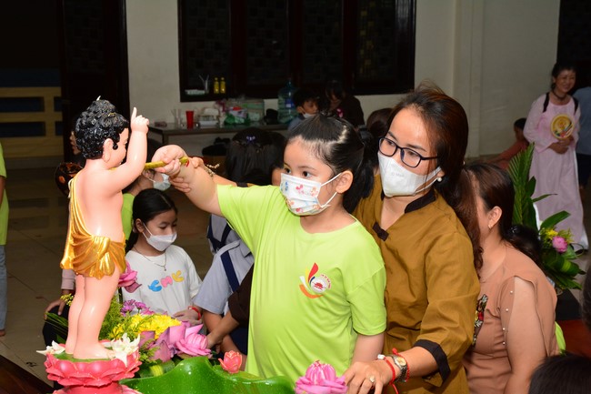 Parade of carriages decorated with flowers of Wisdom Nurturing class to welcome the Buddha's Birthday.