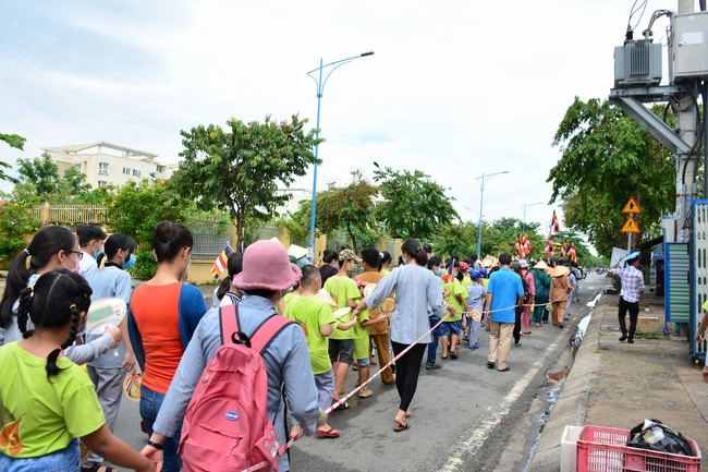 Parade of carriages decorated with flowers of Wisdom Nurturing class to welcome the Buddha's Birthday.