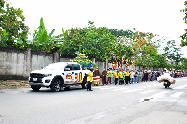 Parade of carriages decorated with flowers of Wisdom Nurturing class to welcome the Buddha's Birthday.
