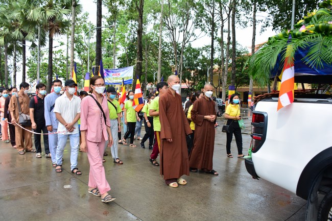 Parade of carriages decorated with flowers of Wisdom Nurturing class to welcome the Buddha's Birthday.