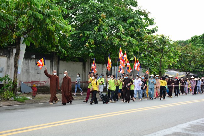 Parade of carriages decorated with flowers of Wisdom Nurturing class to welcome the Buddha's Birthday.