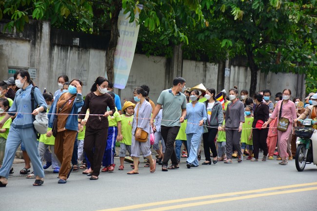 Parade of carriages decorated with flowers of Wisdom Nurturing class to welcome the Buddha's Birthday.