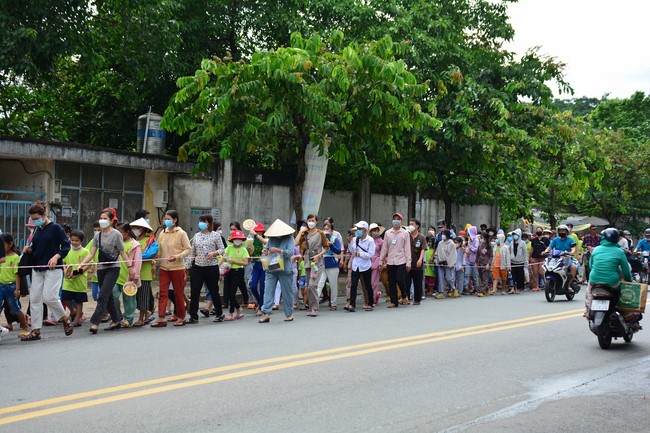 Parade of carriages decorated with flowers of Wisdom Nurturing class to welcome the Buddha's Birthday.