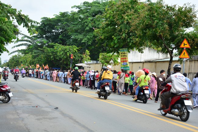 Parade of carriages decorated with flowers of Wisdom Nurturing class to welcome the Buddha's Birthday.