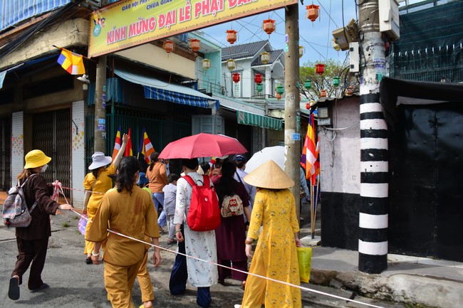 Parade of carriages decorated with flowers of Wisdom Nurturing class to welcome the Buddha's Birthday.