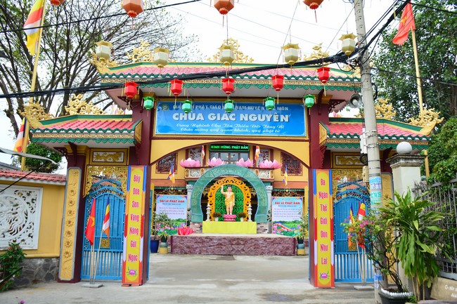 Parade of carriages decorated with flowers of Wisdom Nurturing class to welcome the Buddha's Birthday.