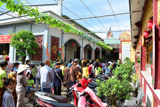 Parade of carriages decorated with flowers of Wisdom Nurturing class to welcome the Buddha's Birthday.