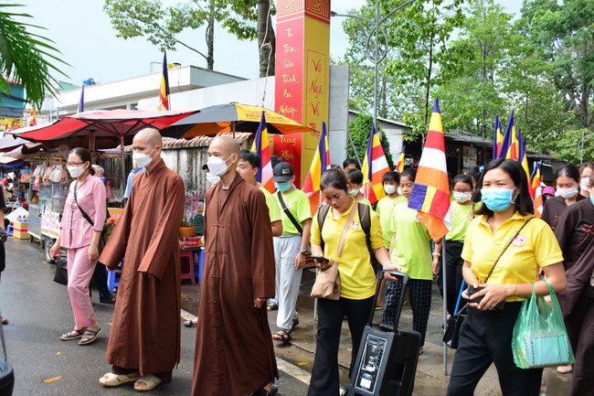 Parade of carriages decorated with flowers of Wisdom Nurturing class to welcome the Buddha's Birthday.