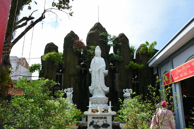 Parade of carriages decorated with flowers of Wisdom Nurturing class to welcome the Buddha's Birthday.