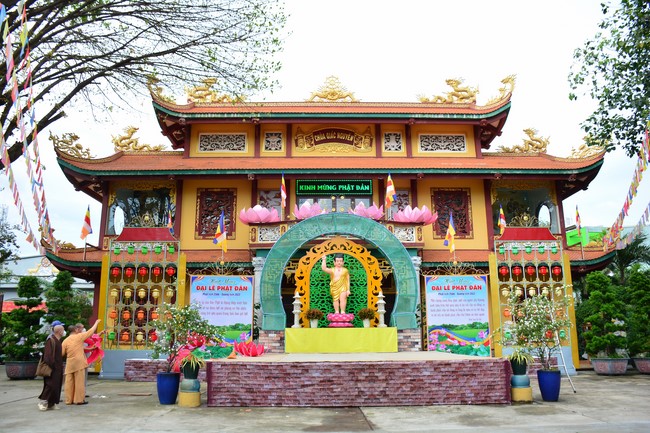 Parade of carriages decorated with flowers of Wisdom Nurturing class to welcome the Buddha's Birthday.