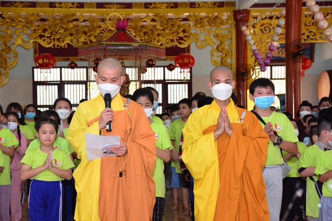 Parade of carriages decorated with flowers of Wisdom Nurturing class to welcome the Buddha's Birthday.