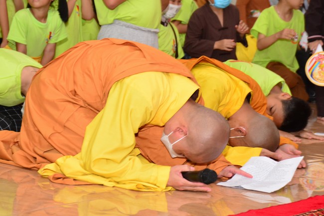 Parade of carriages decorated with flowers of Wisdom Nurturing class to welcome the Buddha's Birthday.