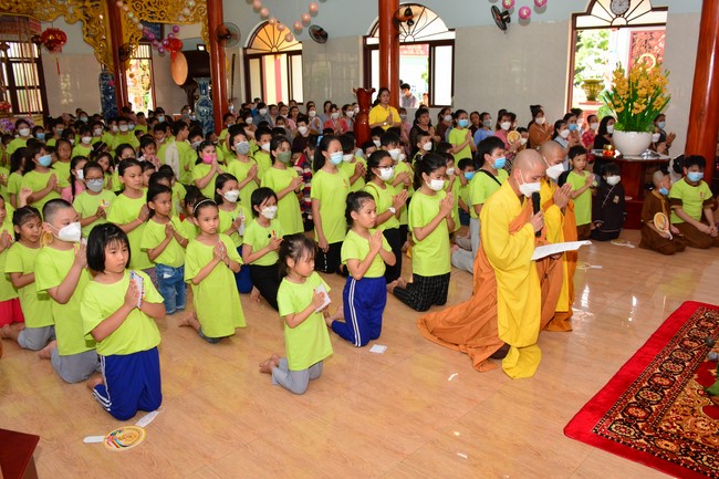 Parade of carriages decorated with flowers of Wisdom Nurturing class to welcome the Buddha's Birthday.