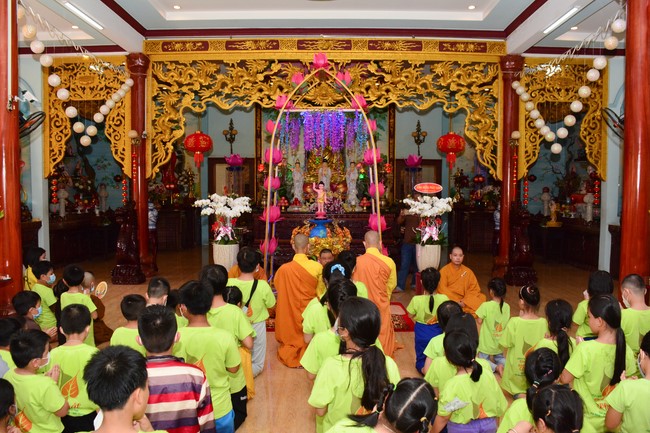 Parade of carriages decorated with flowers of Wisdom Nurturing class to welcome the Buddha's Birthday.