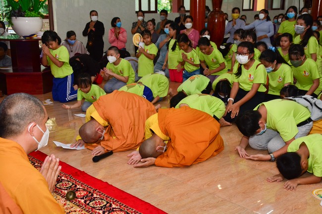 Parade of carriages decorated with flowers of Wisdom Nurturing class to welcome the Buddha's Birthday.