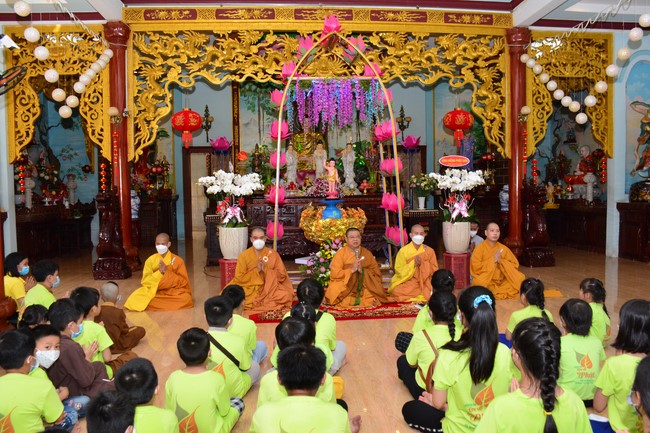 Parade of carriages decorated with flowers of Wisdom Nurturing class to welcome the Buddha's Birthday.