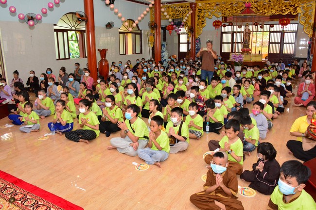 Parade of carriages decorated with flowers of Wisdom Nurturing class to welcome the Buddha's Birthday.
