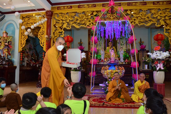Parade of carriages decorated with flowers of Wisdom Nurturing class to welcome the Buddha's Birthday.