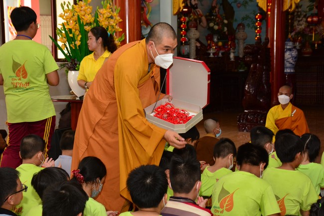Parade of carriages decorated with flowers of Wisdom Nurturing class to welcome the Buddha's Birthday.