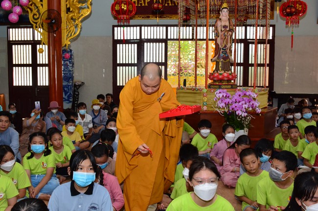 Parade of carriages decorated with flowers of Wisdom Nurturing class to welcome the Buddha's Birthday.