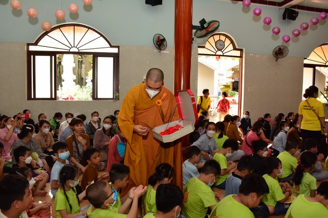 Parade of carriages decorated with flowers of Wisdom Nurturing class to welcome the Buddha's Birthday.