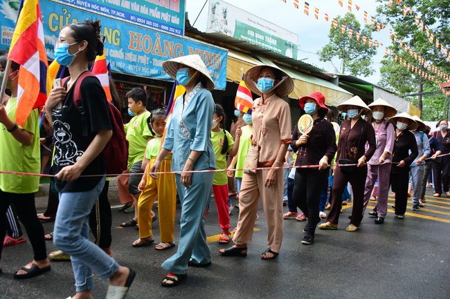 Parade of carriages decorated with flowers of Wisdom Nurturing class to welcome the Buddha's Birthday.