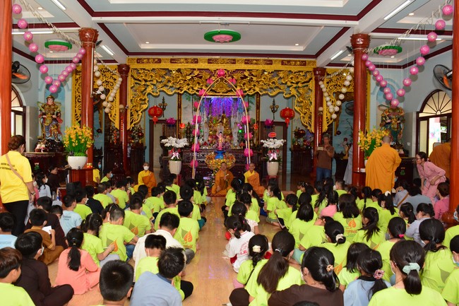 Parade of carriages decorated with flowers of Wisdom Nurturing class to welcome the Buddha's Birthday.