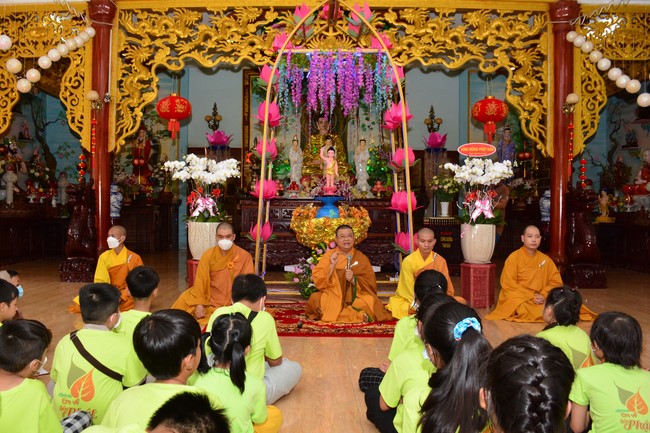 Parade of carriages decorated with flowers of Wisdom Nurturing class to welcome the Buddha's Birthday.